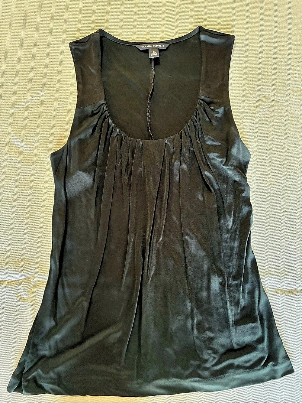 Banana Republic Pleated Scoop Neck Tank in Black Size Small